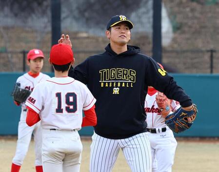 　野球教室でアドバイスする岡留（撮影・山口登）