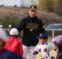 　前を通っていく子どもたちを見つめる岩崎（撮影・中田匡峻）