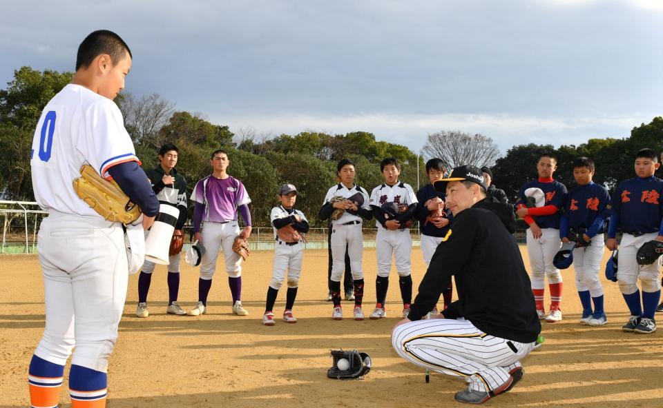 　子どもの質問に耳を傾ける岩崎（撮影・中田匡峻）