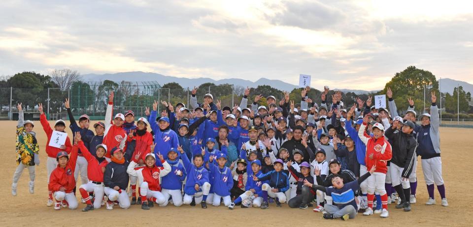 　子どもたちと笑顔で記念撮影する元阪神・横山雄哉氏（中央左）、岩崎、元阪神・山本翔也氏（中央右）＝撮影・中田匡峻