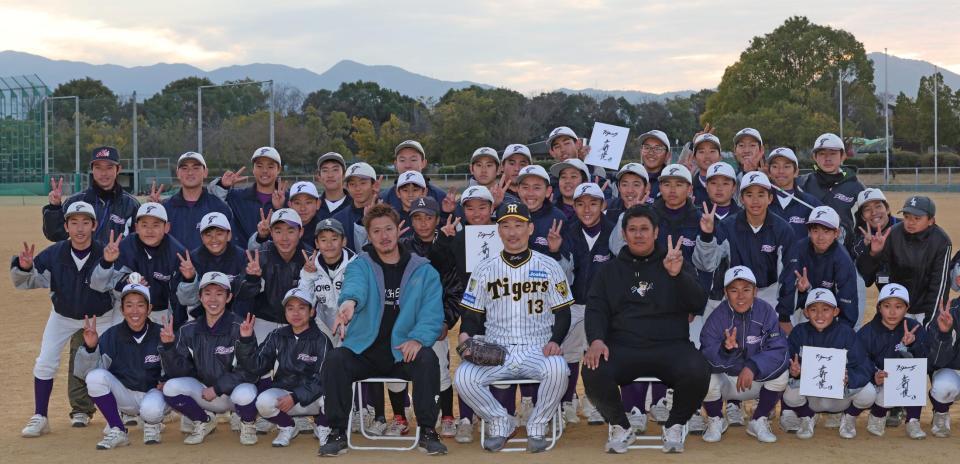 　子どもたちと笑顔で記念撮影する元阪神・横山雄哉氏（中央左）、岩崎、元阪神・山本翔也氏（中央右）＝撮影・中田匡峻