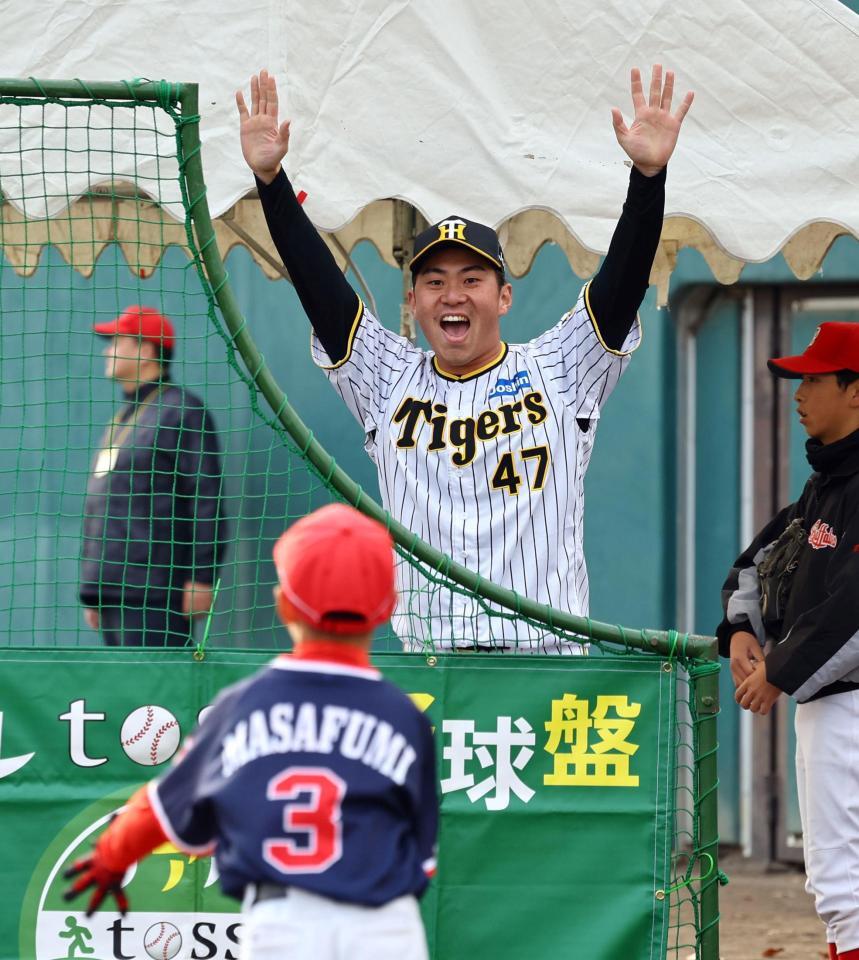 　子どもたちと野球盤を楽しむ桐敷（撮影・山口登）