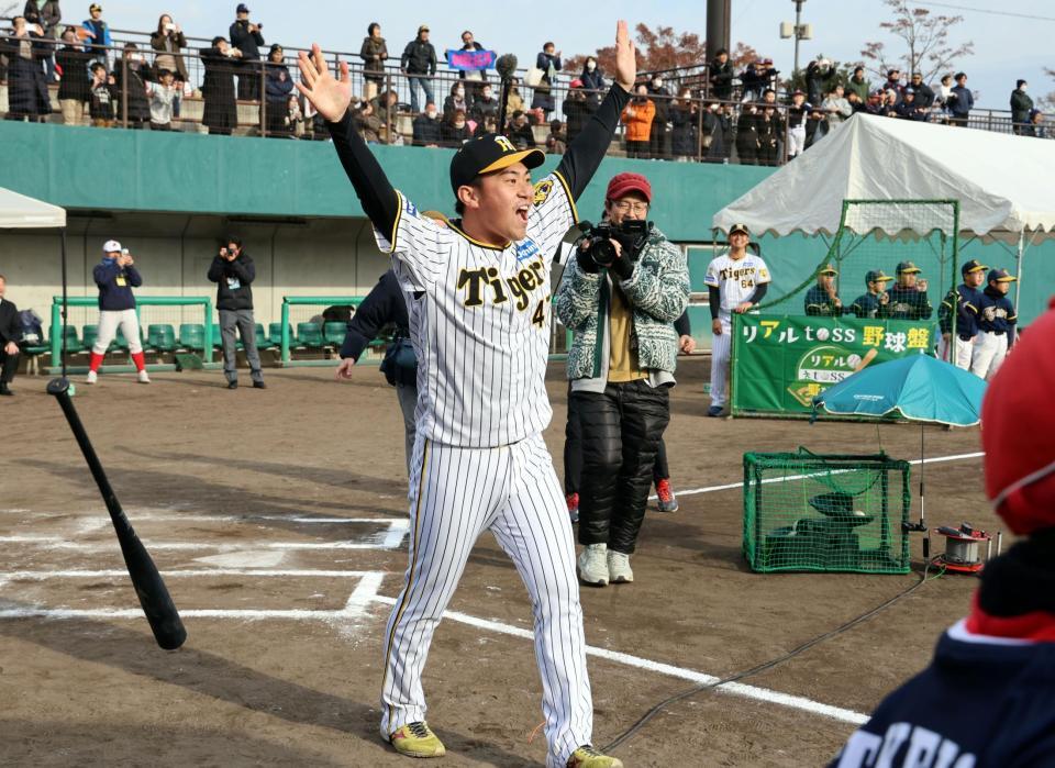 　野球盤で柵越えし喜ぶ桐敷（撮影・山口登）