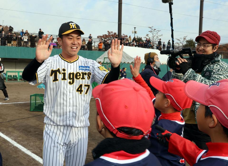 　子どもたちと野球盤を楽しむ桐敷（撮影・山口登）