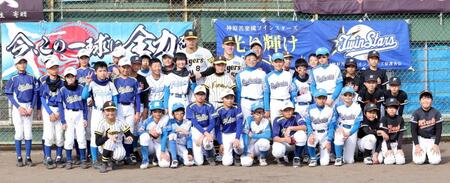 　佐藤輝（中央左）、富田（同右）と記念撮影をする少年野球チームの子どもたち（撮影・田中太一）