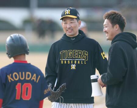 　子どもに声をかける岩崎。右は元阪神・横山雄哉氏（撮影・中田匡峻）