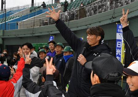 　子どもたちとじゃんけんをする糸井ＳＡ（撮影・中田匡峻）