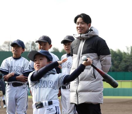 　子どもの打撃練習を見つめる糸原（撮影・中田匡峻）