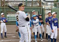 　子どもたちの前でフルスイングした佐藤輝は打球を見つめる（撮影・田中太一）