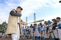 　子どもたちの質問に答える佐藤輝（撮影・田中太一）