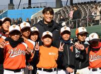 　子どもたちと笑顔で写真撮影をする糸井ＳＡ（撮影・中田匡峻）