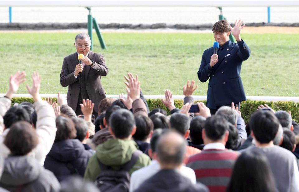 　トークショーを盛り上げる掛布雅之氏（左）と糸井ＳＡ（撮影・石湯恒介）