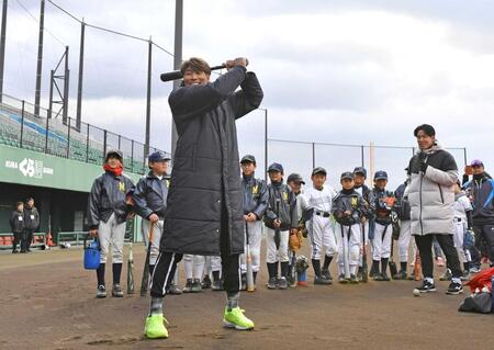 　子どもたちの前でバッティングを見せた阪神・糸井ＳＡ。右は糸原（撮影・中田匡峻）