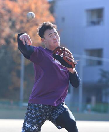 　守備練習に励む佐野（撮影・飯室逸平）