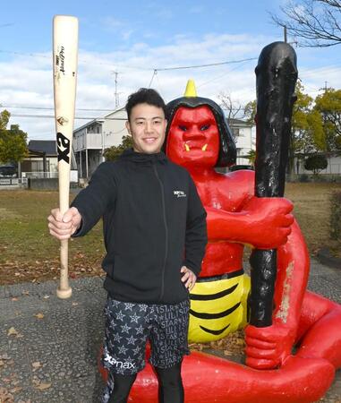 　バットを手にタテジマでの活躍を誓う佐野（撮影・飯室逸平）