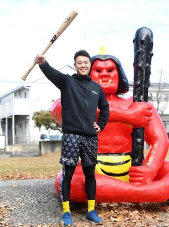 　バットを手にタテジマでの活躍を誓う佐野（撮影・飯室逸平）