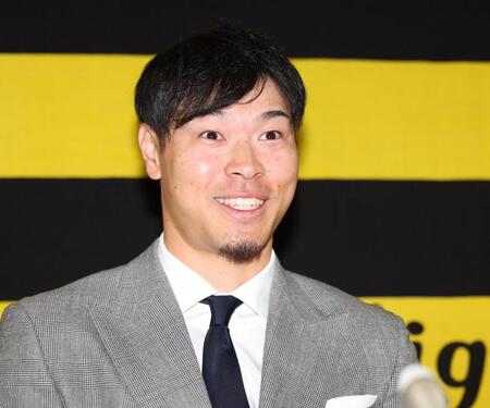 　契約更改を終え、会見する佐藤輝（撮影・中田匡峻）