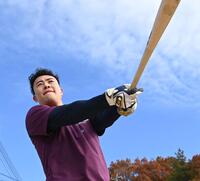 　青空の下、バットを振る佐野（撮影・飯室逸平）