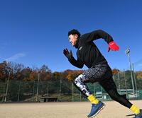 　青空の下、ダッシュする佐野（撮影・飯室逸平）