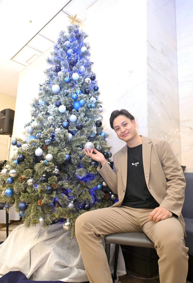 　クリスマスツリーを前にポーズを決める大竹（撮影・石井剣太郎）