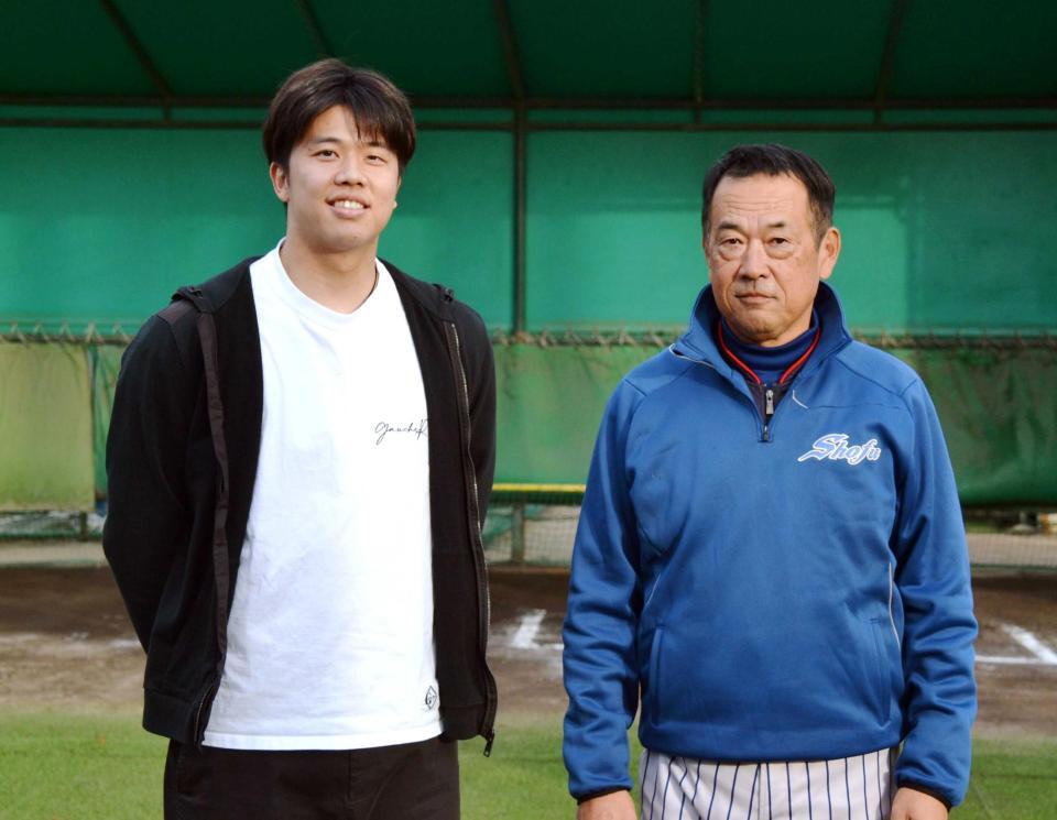 　恩師の中尾監督（右）と再会した才木（撮影・北村孝紀）