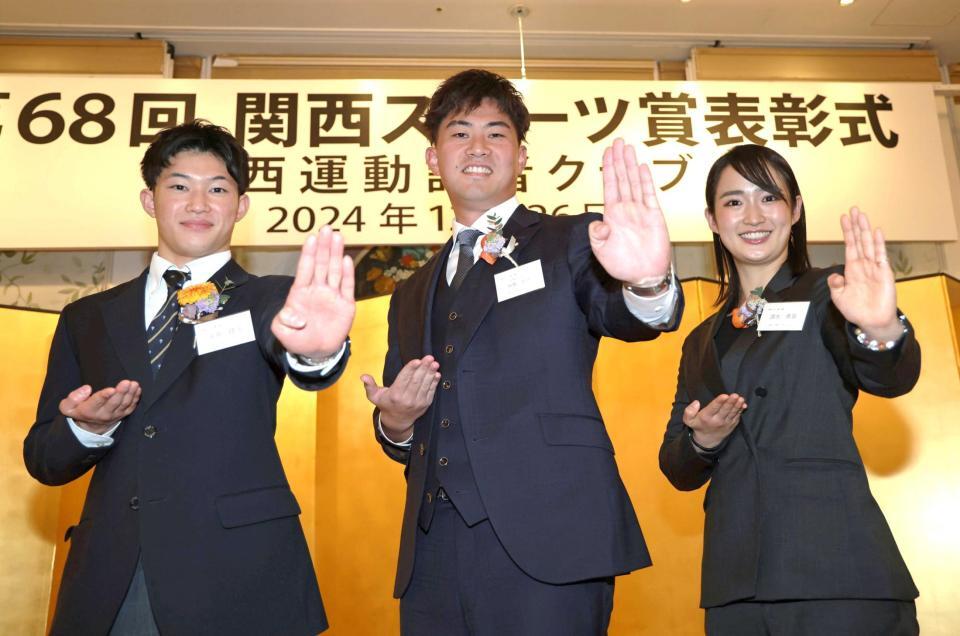 　清水希容さん（右）、玉井陸斗（左）と空手の形を決める桐敷（撮影・田中太一）