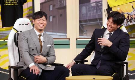 　笑顔を見せる佐藤輝（左）と才木（撮影・中田匡峻）