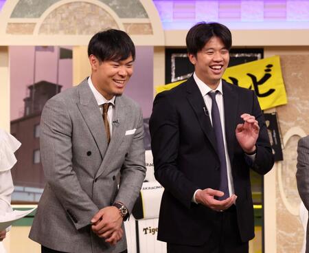 　笑顔を見せる佐藤輝（左）と才木（撮影・中田匡峻）