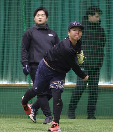 　植松トレーナー（奥）が見守る中、キャッチボールをする村上（撮影・中田匡峻）