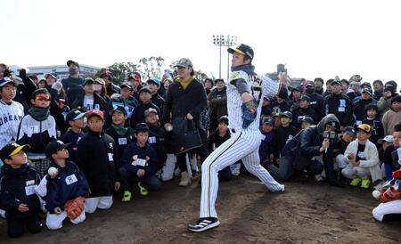 　子どもたちの前でストラックアウトに挑戦する青柳（撮影・山口登）