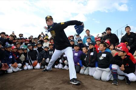 　子どもたちにピッチングを披露する青柳（撮影・山口登）