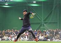 　ファンを背にキャッチボールをする村上（撮影・中田匡峻）