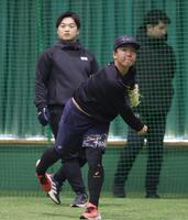 　植松トレーナー（奥）が見守る中、キャッチボールをする村上（撮影・中田匡峻）