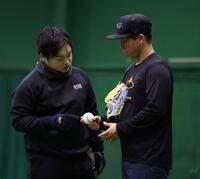 　植松トレーナー（左）と話す村上（撮影・中田匡峻）