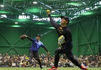 　キャッチボールをする村上と近本（奥）＝撮影・中田匡峻