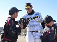 こどもたちと交流する原口（撮影・金田祐二）