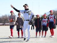 こどもたちとノックを受ける原口（撮影・金田祐二）