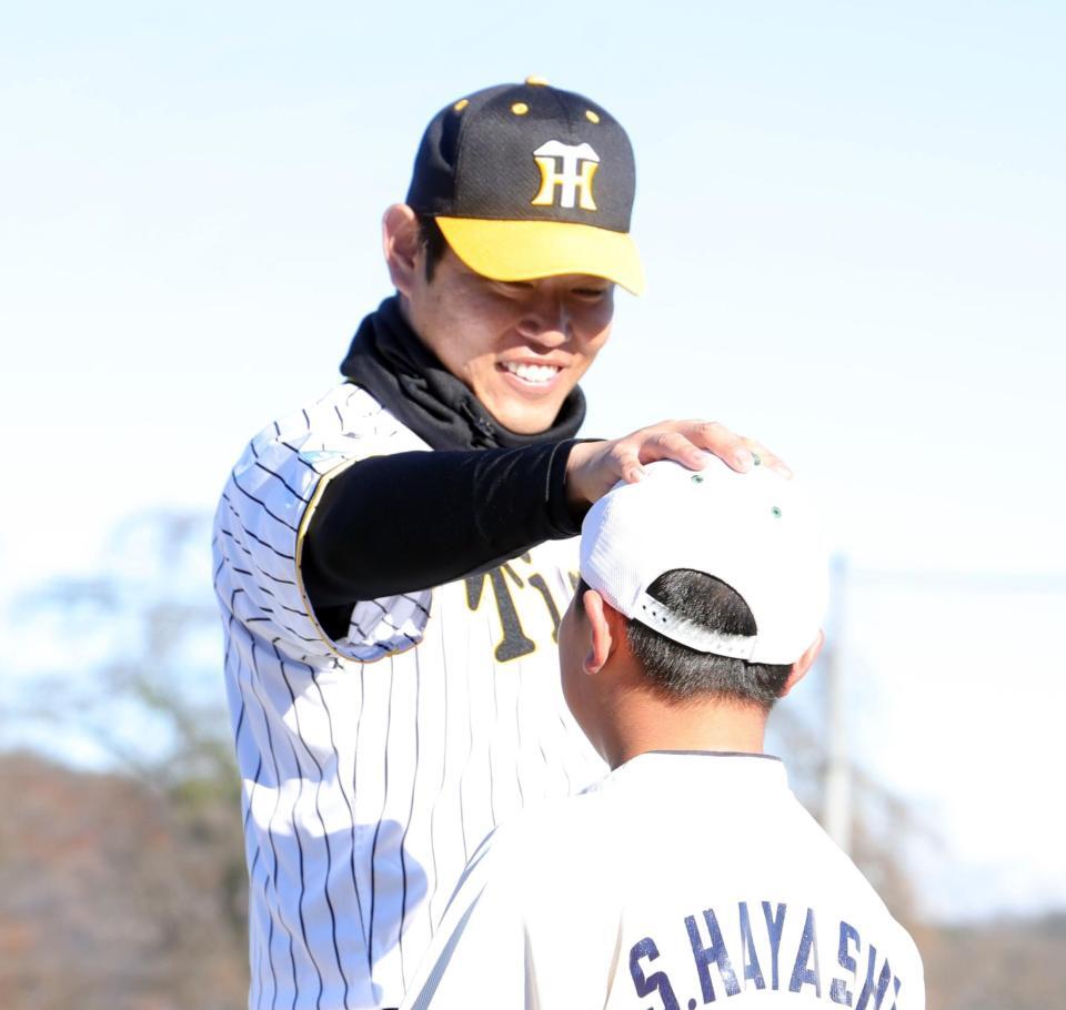 こどもに優しく接する原口（撮影・金田祐二）