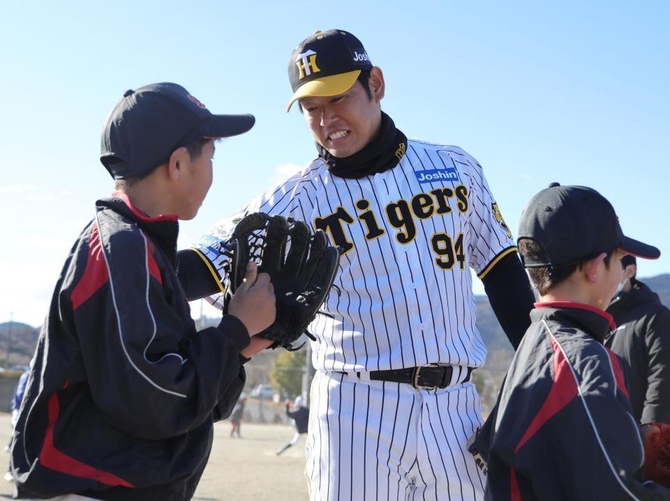 こどもたちと交流する原口（撮影・金田祐二）
