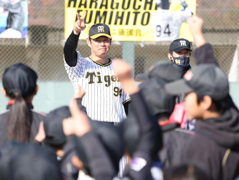 じゃんけん大会で笑顔の原口（撮影・金田祐二）