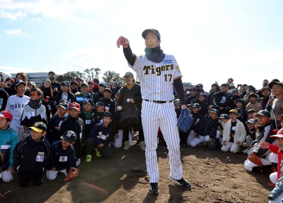 　ストラックアウトに挑戦し笑顔を見せる青柳（撮影・山口登）