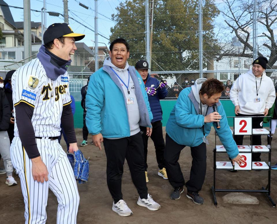 　ストラックアウトを終え笑顔を見せる青柳（左）＝撮影・山口登