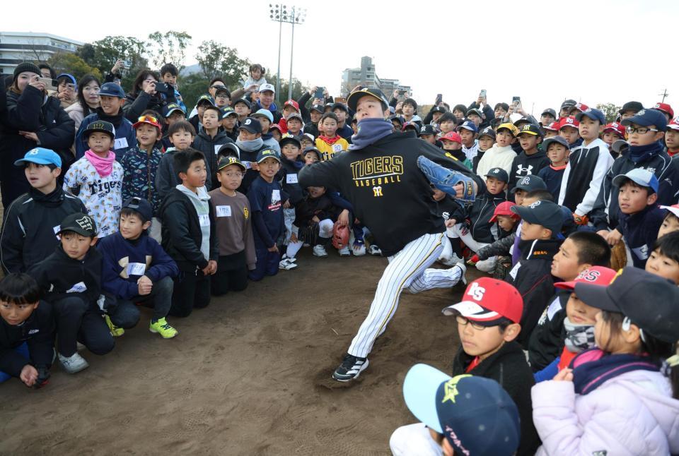 　子どもたちにピッチングを披露する青柳（撮影・山口登）