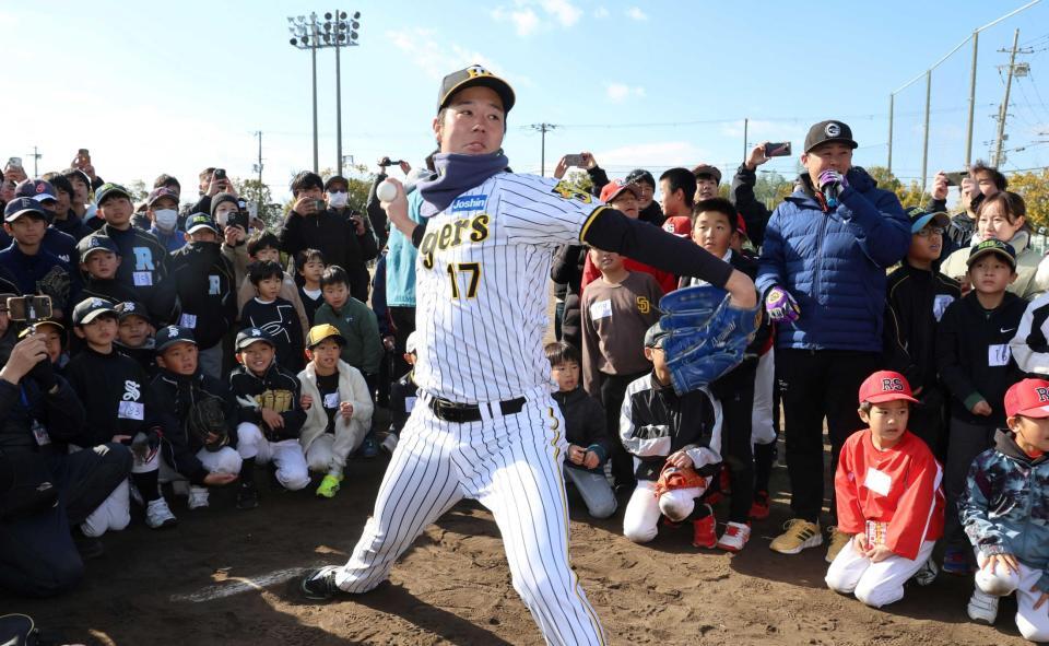 　子どもたちの前でストラックアウトに挑戦する青柳（撮影・山口登）