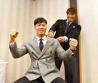 　糸井氏（後方）に一皮も二皮もむけることを期待された佐藤輝（撮影・中田匡峻）