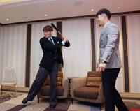 　糸井氏（左）とバットを持ちながら対談する佐藤輝（撮影・中田匡峻）