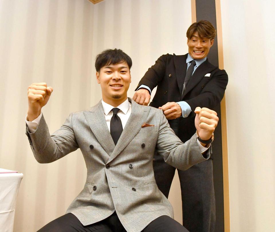 　糸井氏（後方）に一皮も二皮もむけることを期待された佐藤輝（撮影・中田匡峻）