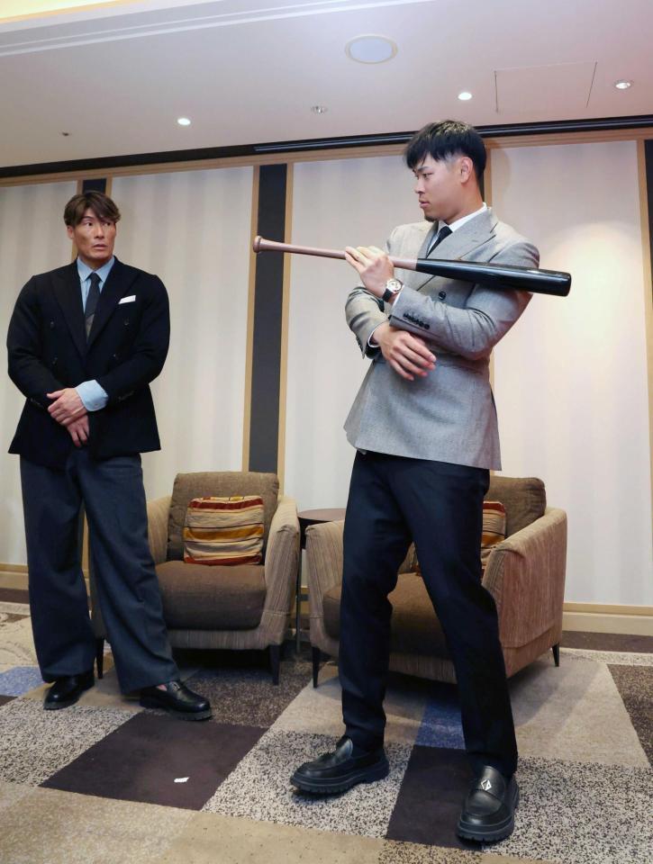 　糸井氏（左）とバットを持ちながら対談する佐藤輝（撮影・中田匡峻）