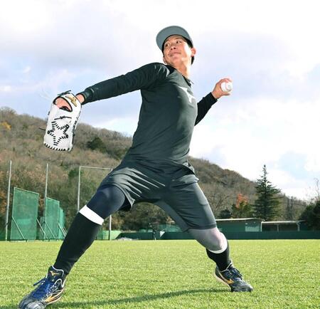 　自主トレを公開し、キャッチボールをする伊原（撮影・田中太一）