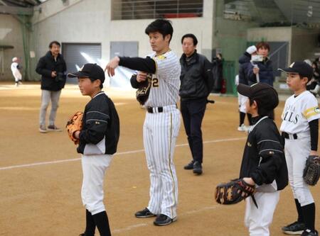 子どもらを指導する坂本（球団提供）